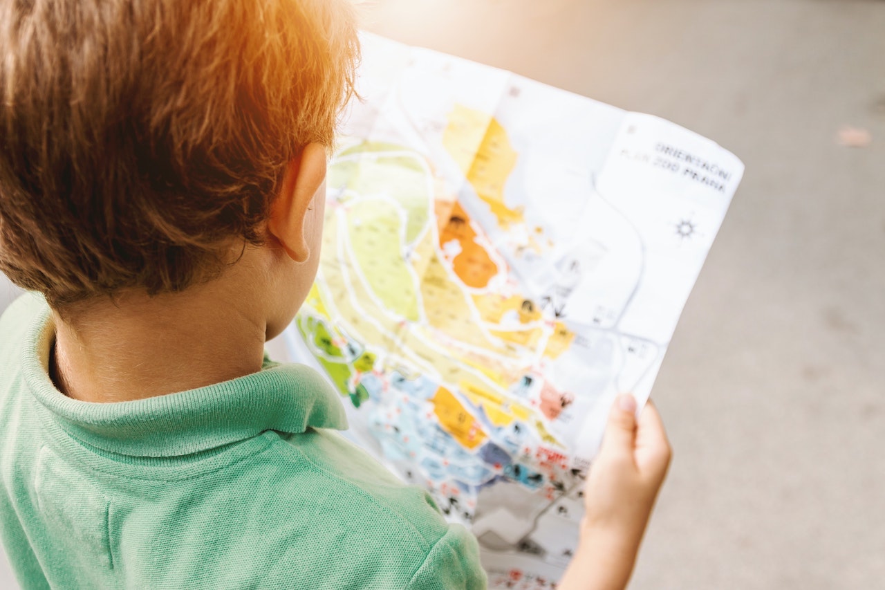 Kind lernt, eine Karte zu lesen - räumliches Denken trainieren